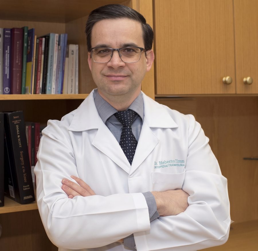 Dr. Heberton Timm, ortopedista com foco em cirurgia do joelho em Porto Alegre.